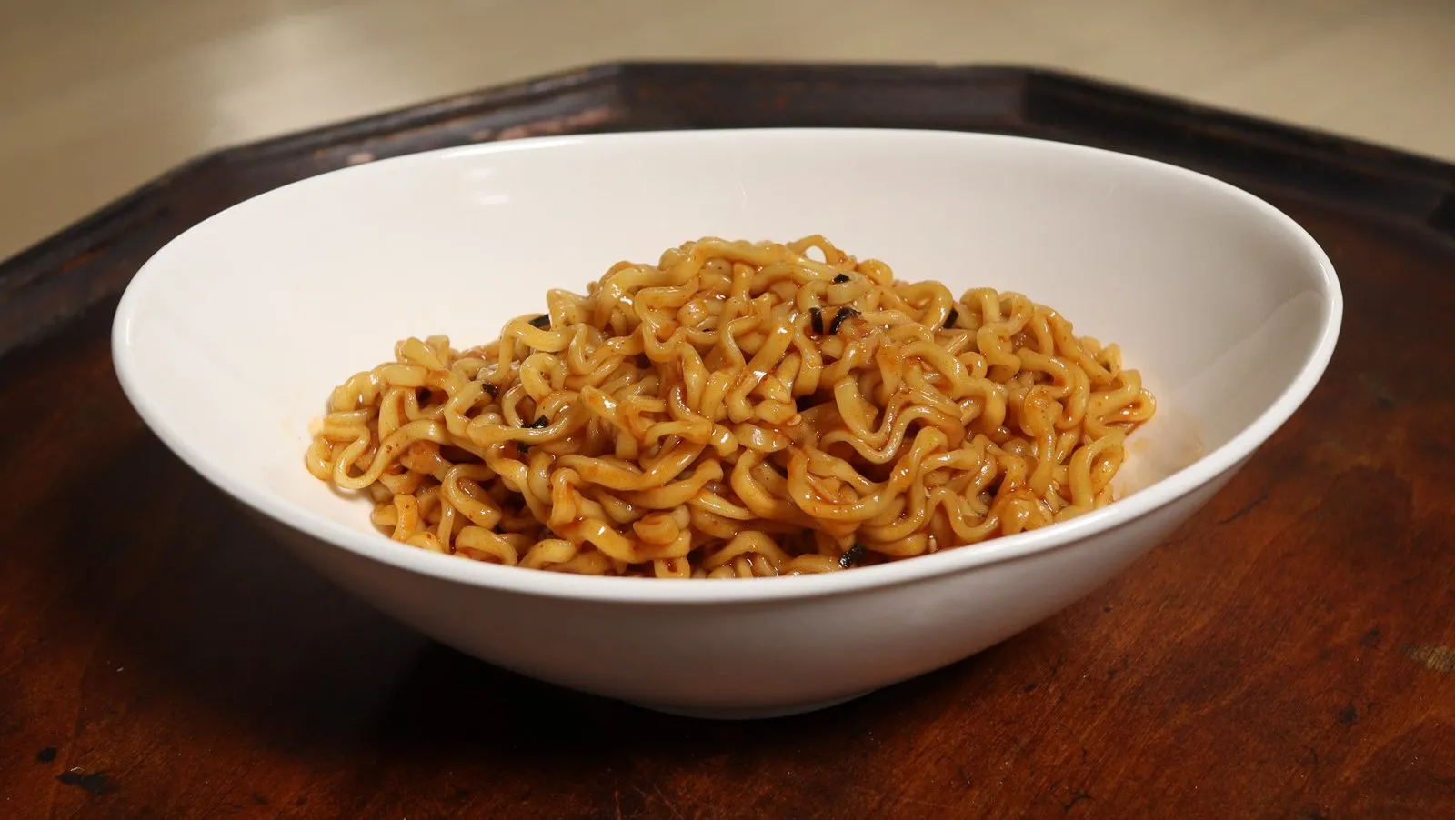 Sepiring buldak Korea — mie ayam pedas tumis yang berlapis saus merah pekat